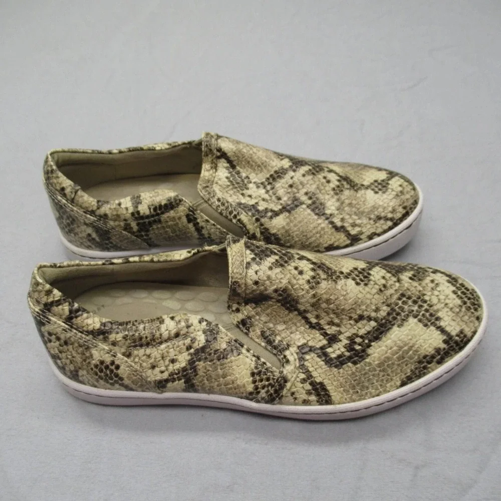 Clarks Shoes Womens 7 M Snake Print Twin Gore Slip On Comfort Casual Sneakers